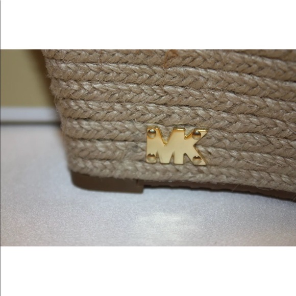 New! Michael Kors mocha tiger canvas wedge sandals - Picture 3 of 8